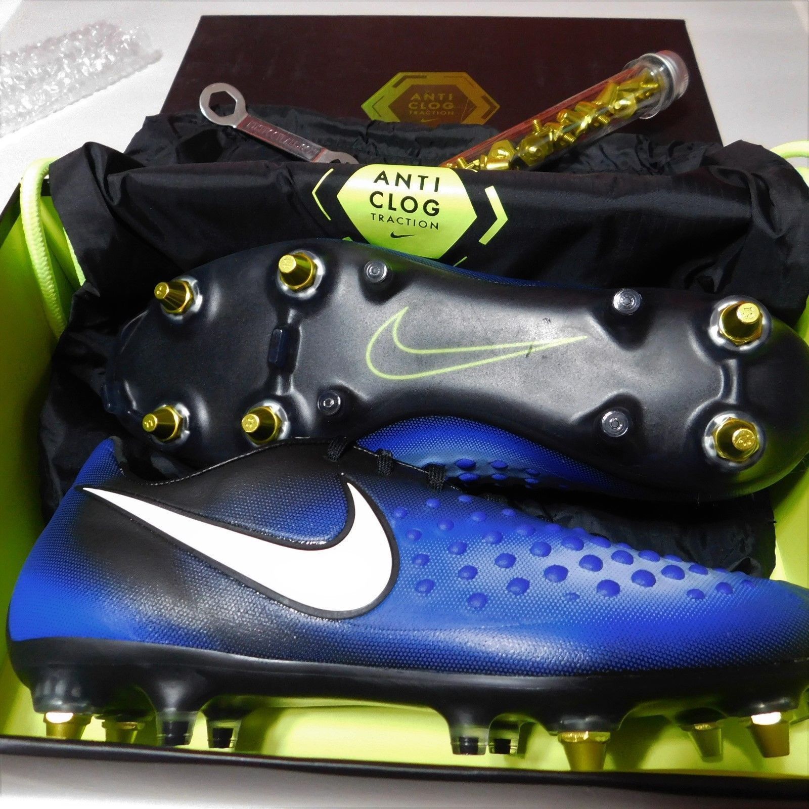 anti clog soccer cleats