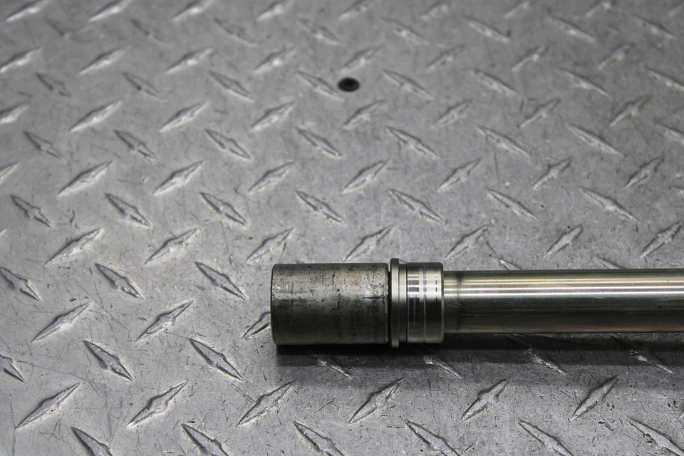 Yamaha YZF R6S 2009 eje de rueda delantera 5SL-25181-10-00 Foto 2 de 4