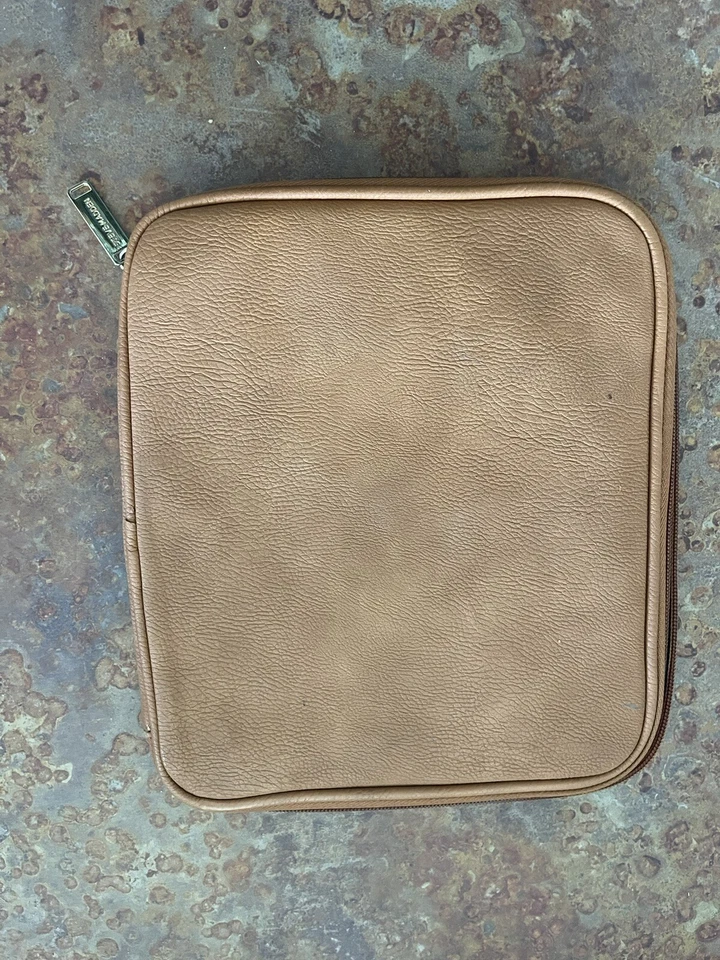 Funda para tablet Steve Madden con lápiz óptico Foto 3 de 3