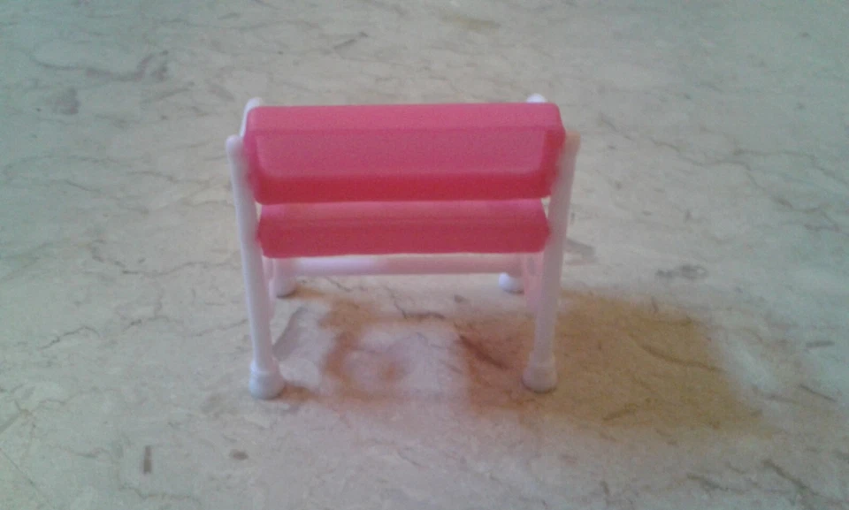 Sedia in plastica + scarpe casa bambole scala 1/6 - Immagine 3 di 4