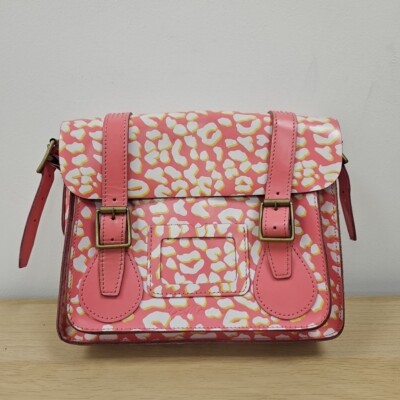 Dr. Martens Medium-Umhängetasche Kuriertasche Schultertasche Leopardenmuster rosa Leder 11 Zoll