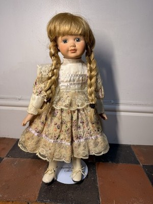 Heritage Mint Ltd Classique Collection Porzellan Puppe 42 cm blonde Zöpfe Ständer