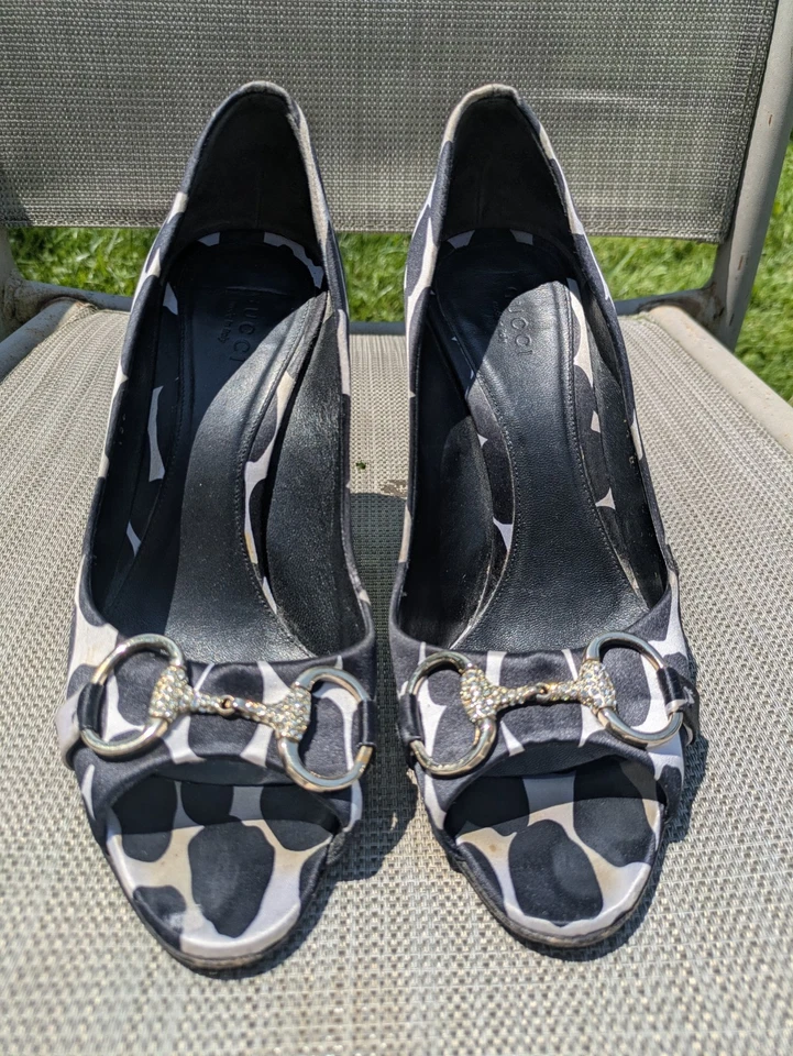 Tacones Gucci para mujer negros blancos con estampado de vaca con punta abierta talla 7,5 RTL $1300 Foto 2 de 4