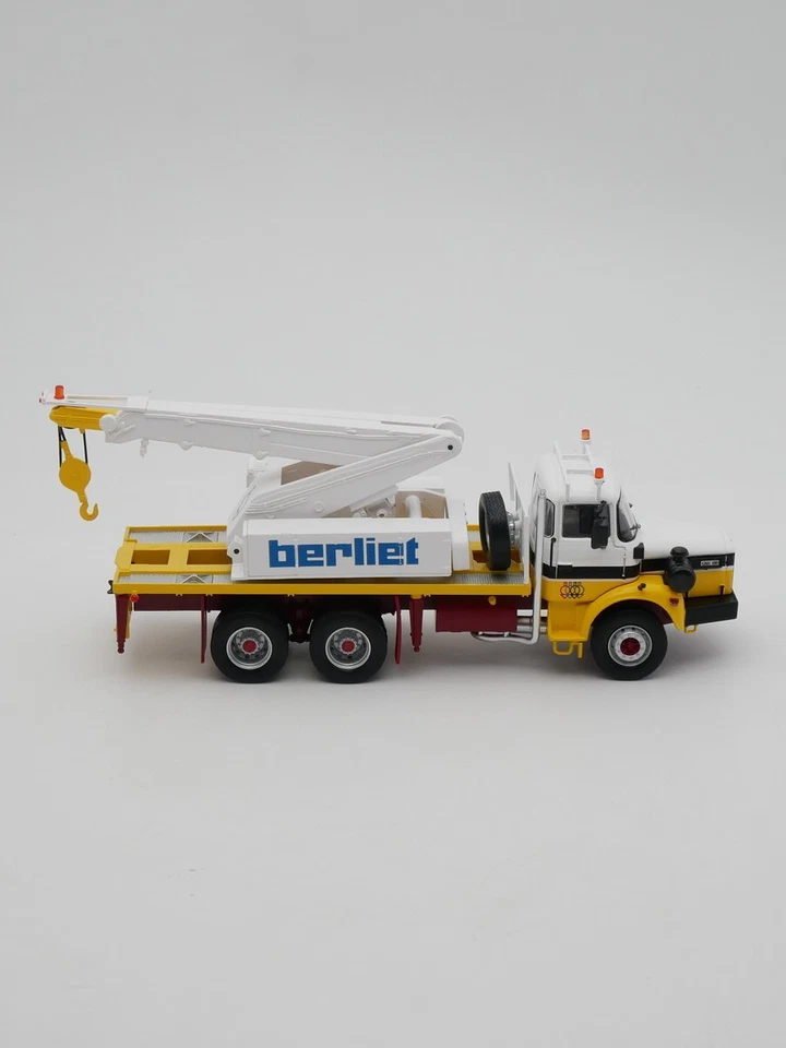Caminhão Berliet GBH 280 com guindaste - Veículo modelo de liga fundida 1:43 - Imagem 3 de 4