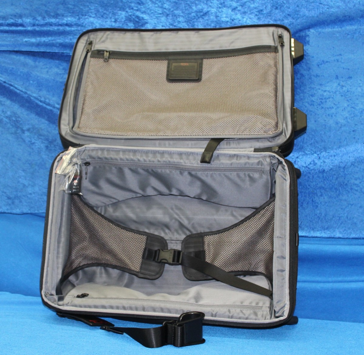 New Tumi Alpha 2 International Expandable 22
