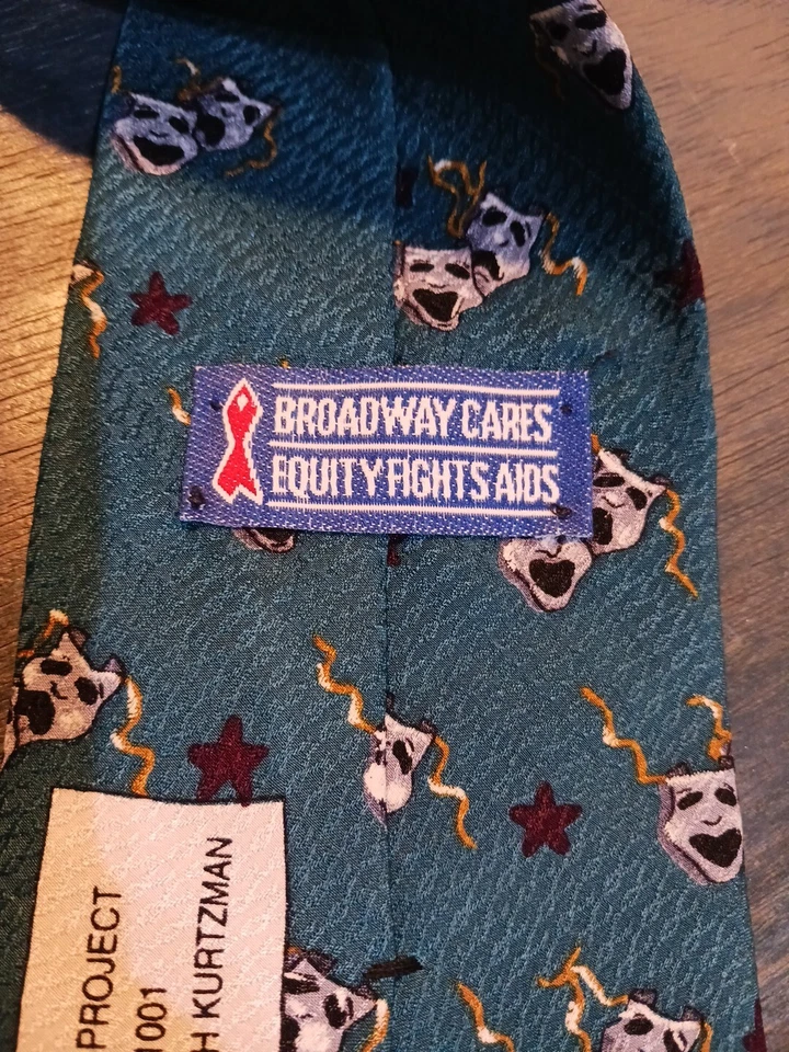 Corbata Broadway Cares Ribbon Project años 90 - Elizabeth Kurtzman lucha contra el SIDA Foto 4 de 4