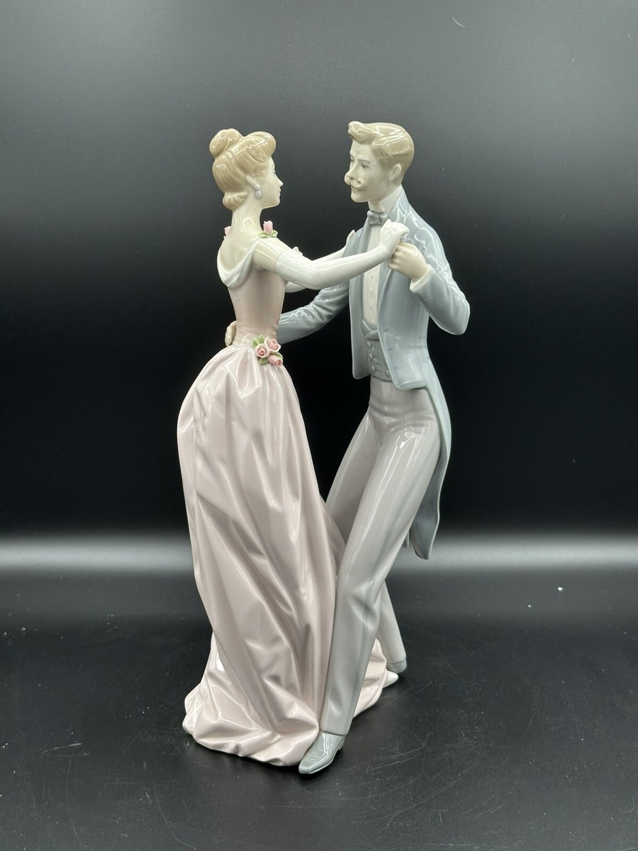 Lladro 女性像 2体セット LADY WITH LILIES II | Lladró® USA