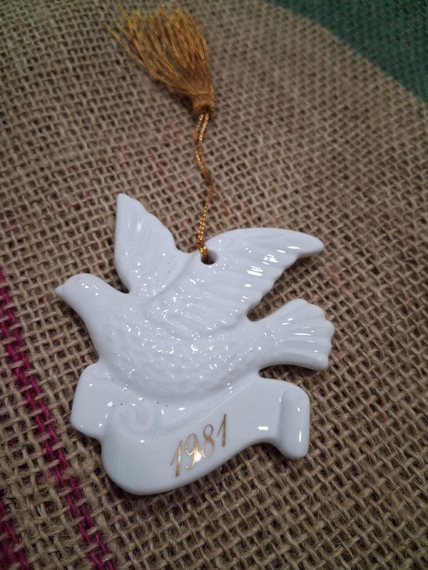AVON CHRISTMAS REMEMBERANCE CERAMIC DOVE ORNAMENT VINTAGE DATED 1981 W 14K GOLD