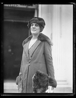Photo:Washington DC White House Visitor Woman 1910s Fur Hat Coat Portrait