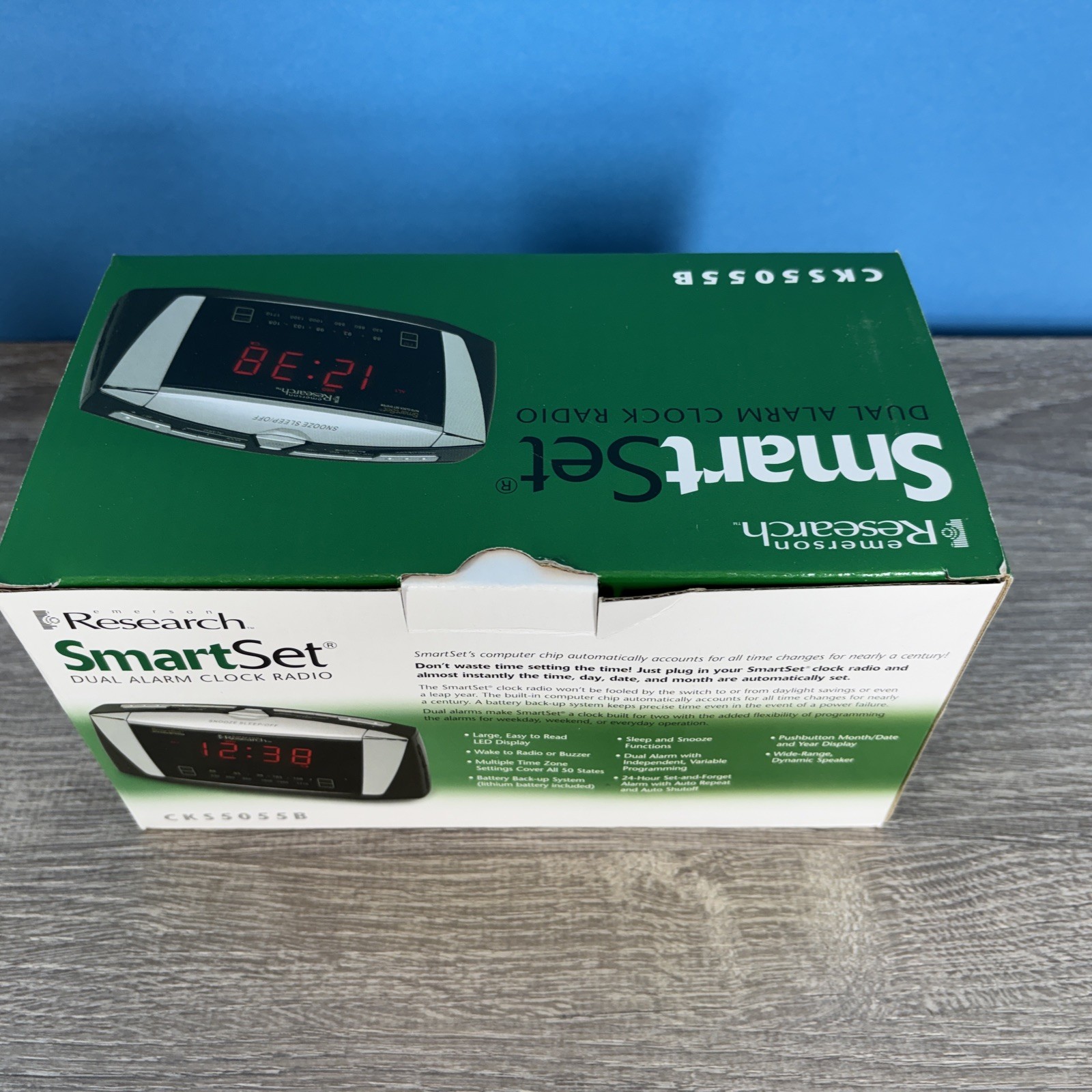 Easy to Reaad Emerson Research Smart Set Dual Alarm Clock Radio CKS5055B