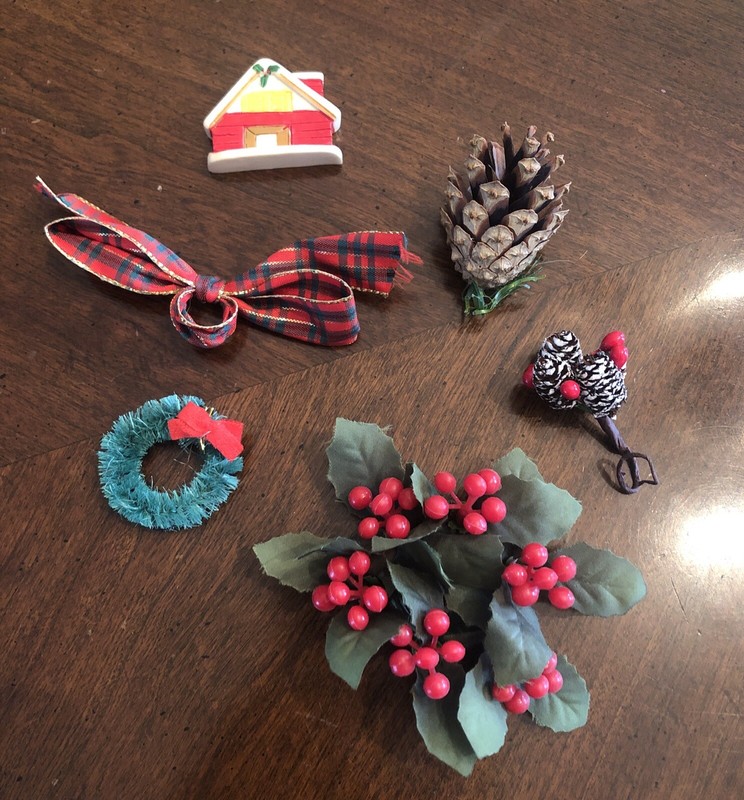 Vintage Christmas Craft Odds And Ends Lot  Of 6 Mini Holly Pine Cones Bow Wreath