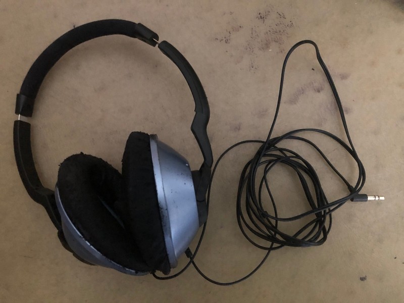 BOSE HEADPHONES WIRED OVER EAR - NOTE: GOOD SOUND BUT EAR PADS NEED REPLACED