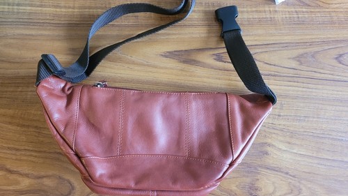 Gorgeous Leather Waist Bag With Penguin Motiff - Picture 3 of 6