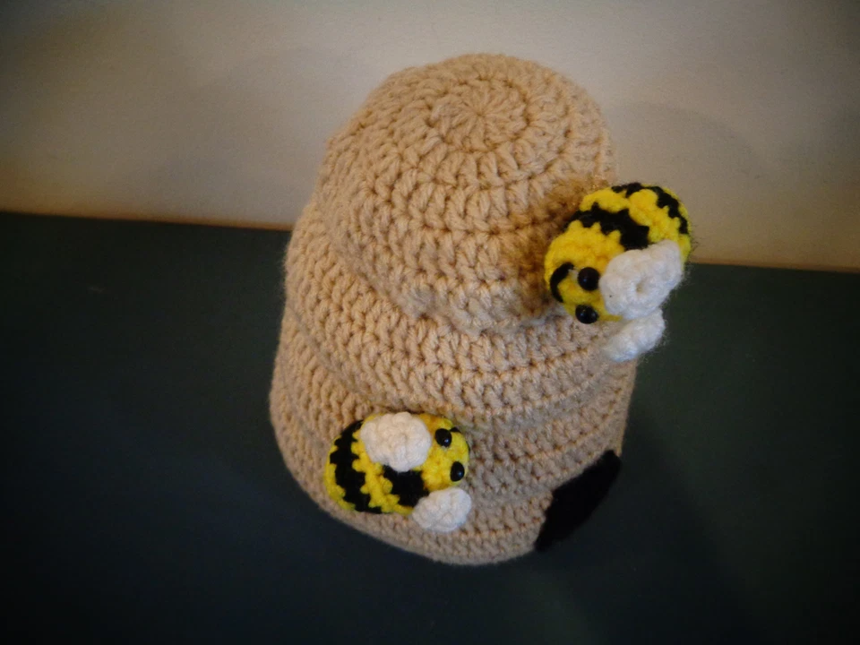 COLMENA DE GANCHILLO DE FELPA HECHA A MANO CON ABEJAS Foto 2 de 3