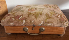 Vecchio poggiapiedi con scaldino- salotto/soggiorno