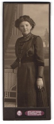 Fotografie Emil Maass, Schneeberg i. S., Neustädtel Postplatz, Junge Dame mit H 
