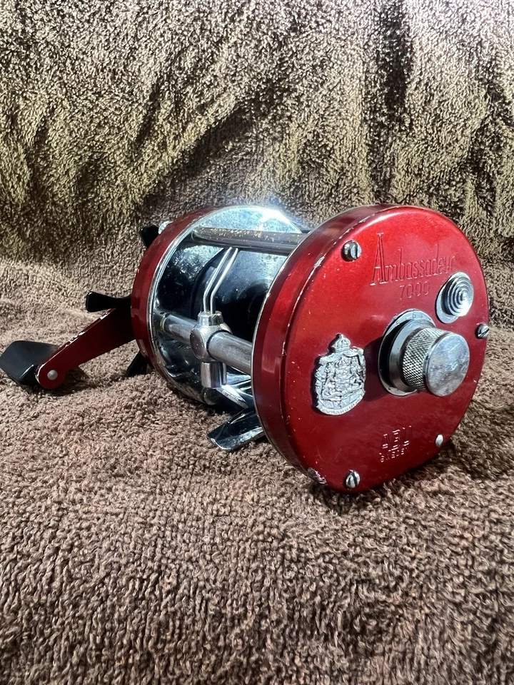 Abu Garcia Ambassadeur 7000 Rojo - Totalmente Reparado Limpio - Listo para Pescar Foto 2 de 4
