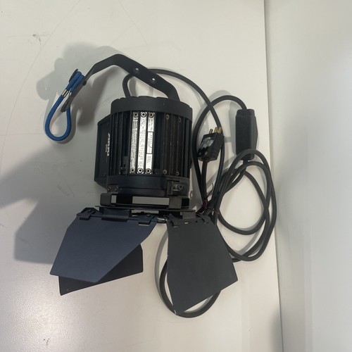 Arri 300W Fresnel with Barndoors - Picture 1 of 7