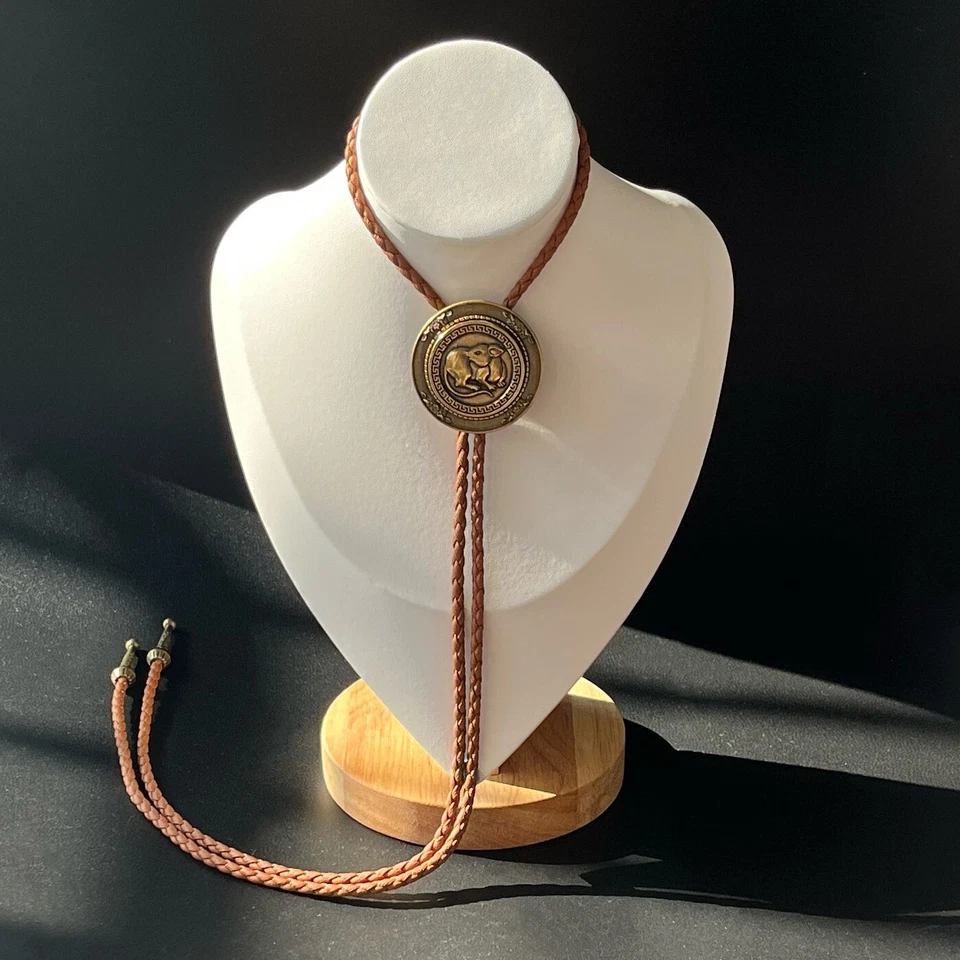 Collar de boda redondo de latón en relieve Rata Balo Bolo lazo café cuero PU cuerda Foto 2 de 4