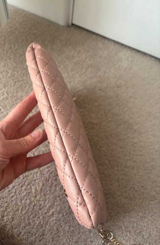 Borsa a mano pochette Liu Jo rosa pallido trapuntata oro stella borchiata - Foto 7 di 8
