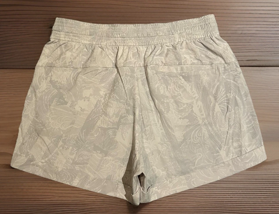 Lululemon 3" Spring Break Away Cuffed 4-Way Stretch Shorts  Womens 8  MINT! - Image 2 of 4