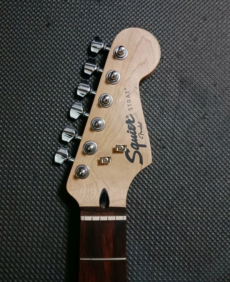 Fender Squier Strat 2017 cuello escala corta 24" Foto 3 de 4