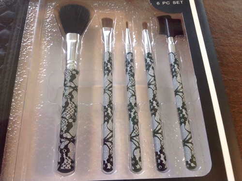 Neu 6tlg Make-up Pinsel Set Lochmuster mit Satin Reiseetui in Geschenkbox - Bild 2 von 2