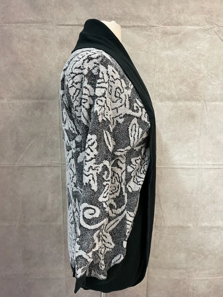 Cárdigan Xhilaration para mujer negro blanco floral frente abierto dobladillo redondo talla L/XL Foto 4 de 4