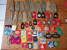 lot d'une soixantaine d'insignes sur épaulete, coins, plastique beret, etc
