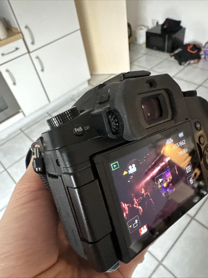 Panasonic Lumix DMC-G81MEG-K Systemkamera DSLR Kamera + LUMIX G 12-60mm Objektiv, Foto 2 von 2