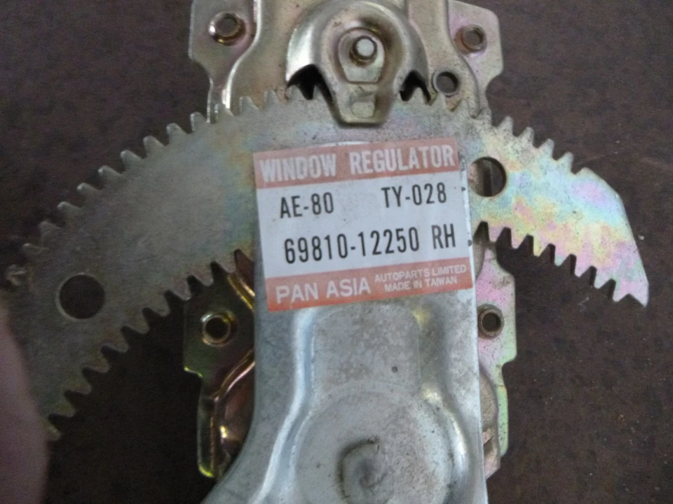 Toyota Corolla AE82 1/85-5/89 правый передний ручной регулятор стекла - Изображение 3 из 3