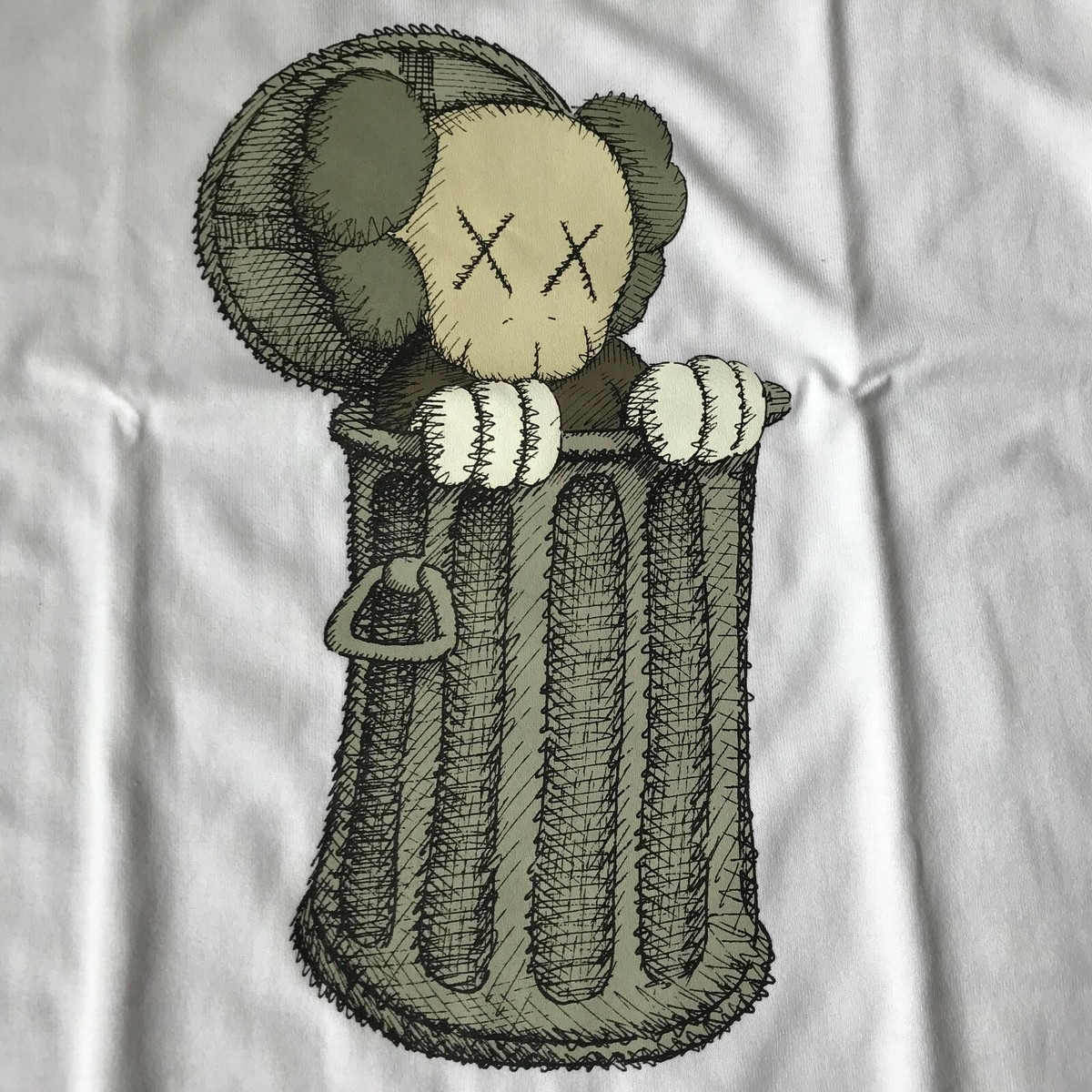 NEW KAWS OriginalFake Companion T-shirt Oscar size 3 Large NEW KAWS OriginalFake Companion T-shirt Oscar size 3 Large