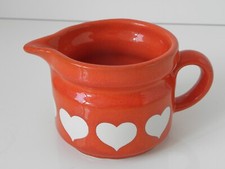 Milchkännchen Milchgießer Wächtersbach Keramik rot mit weissen Herzen
