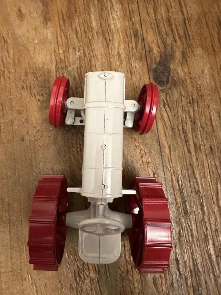 Tractor Fordson Modelo F 1/16 con ruedas de acero Foto 2 de 4