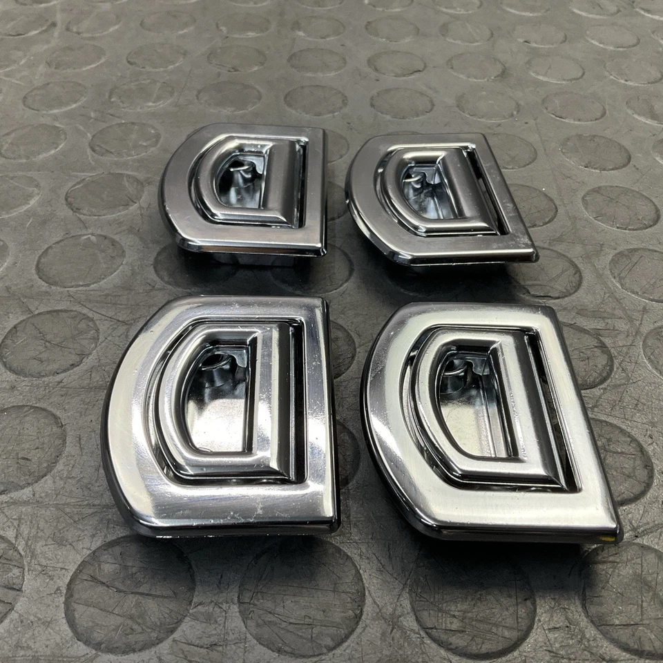 Комплект хромированных оригинальных крючков для крепления петель на багажник грузовой Audi Q5 2009-2017 годов выпуска - Изображение 2 из 4