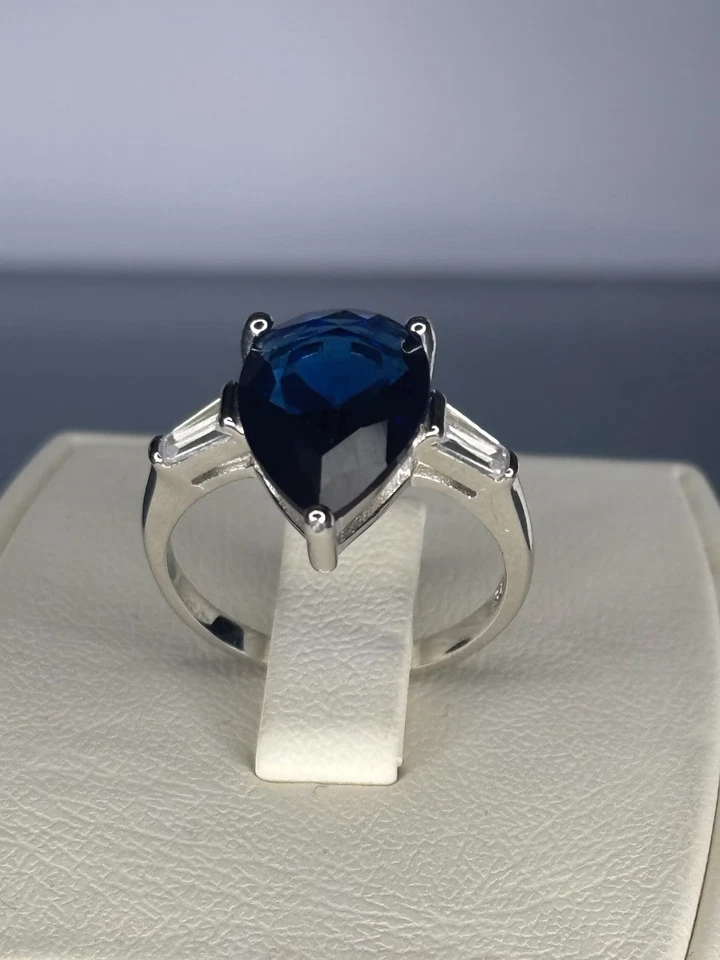 Juego de pendientes colgantes y anillos de zafiro creados en laboratorio de peras enchapados en oro blanco de 14 k Foto 4 de 4