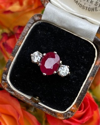 Rubin und Diamant Dreistein Platin Ring 0,60ct + 2,60ct
