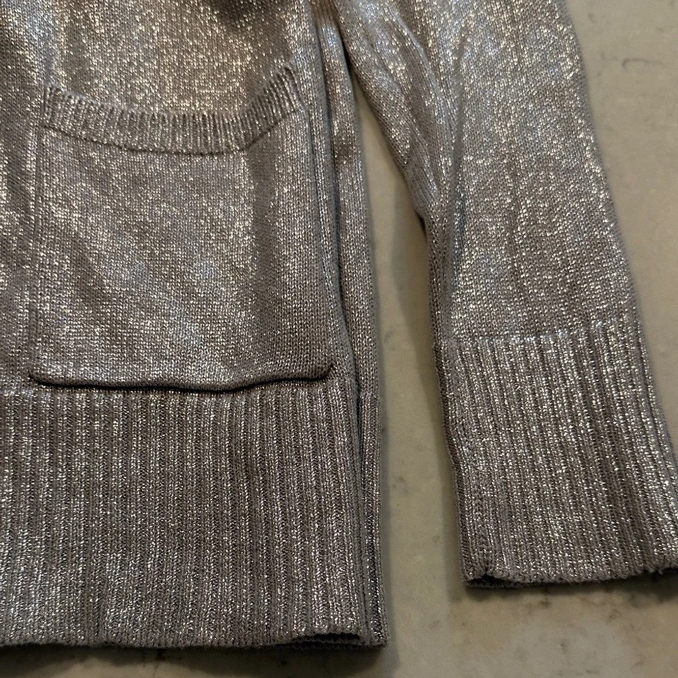 Cárdigan Chico's Plateado Metálico Talla 1 (Mediano/8) Foto 4 de 4