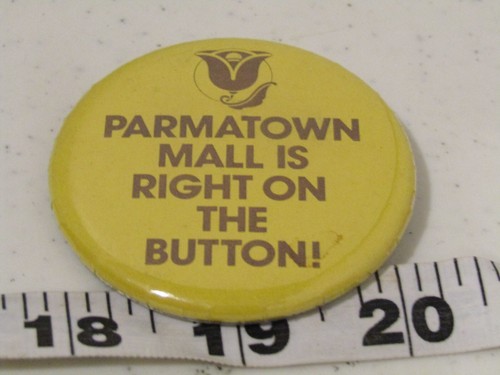 OLD PARMATOWN MALL IN RIGHT ON THE BUTTON PIN PINBACK HAT JACKET PIN BUTTON