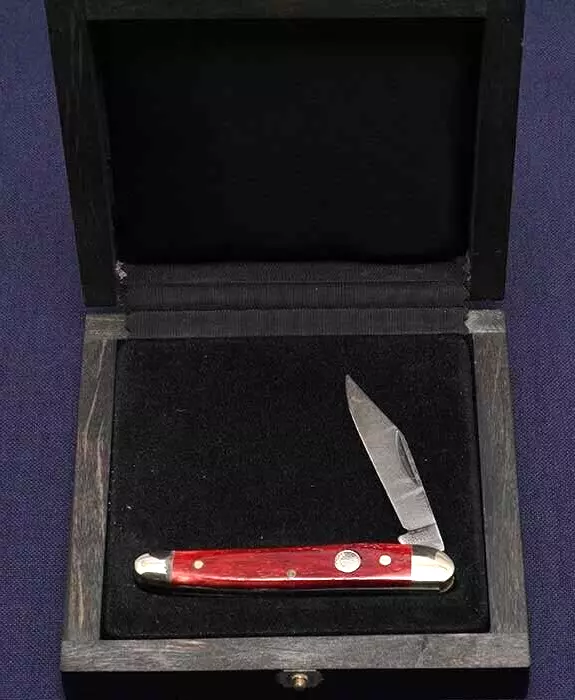Cuchillo de Bolsillo Plegable Boker Damasco Acero Hueso Rojo Exhibición Caja de Madera Certificado Foto 3 de 4