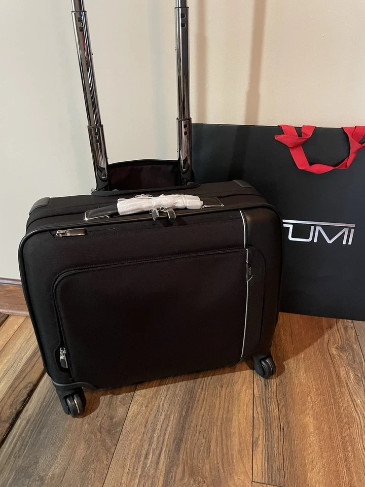 NUEVO Maletín compacto de 4 ruedas Tumi ARRIVE 17,5” - NEGRO - $1.495,00 Foto 2 de 4