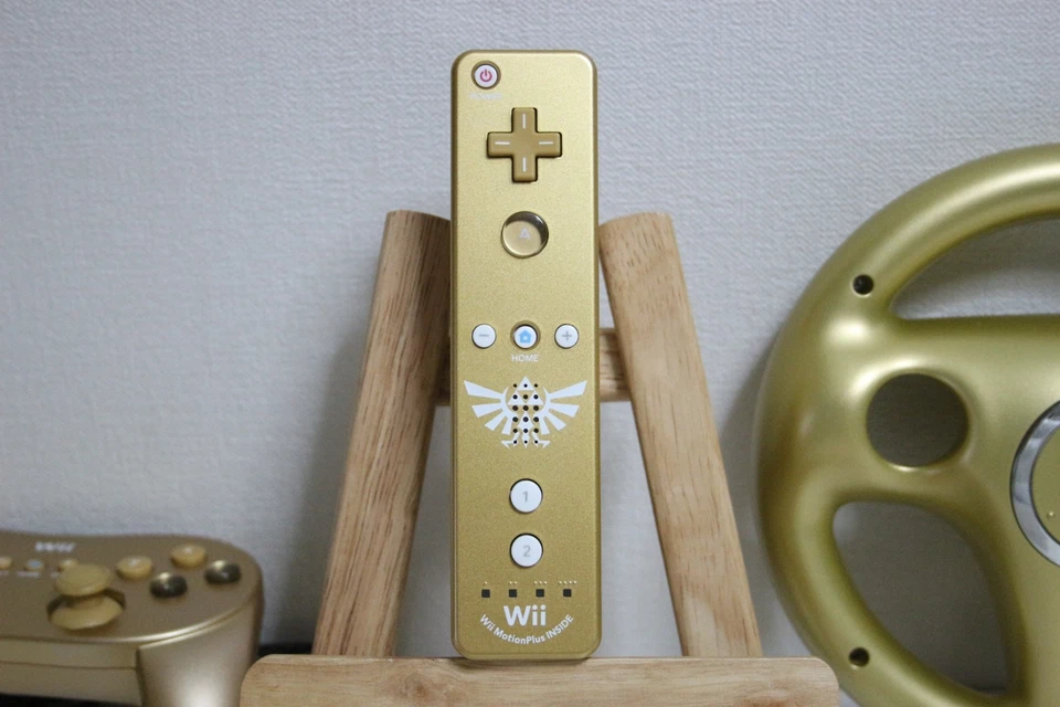 Club Nintendo Wii Zelda Golden Remote, ClassicController, Nunchuck & Handle Gold - Image 2 of 4