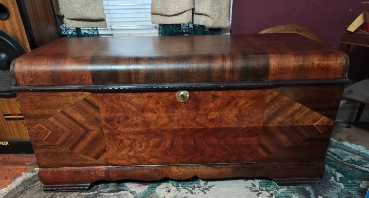 Cofre de cedro Lane vintage. Gancho de enganche eliminado. Caja fuerte para niños. Foto 2 de 4