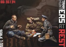 BRAVO 6 35134 WORLD WAR II SOVIET SOLDIERS TANK HUNTERS AT REST 3 FIGURES 