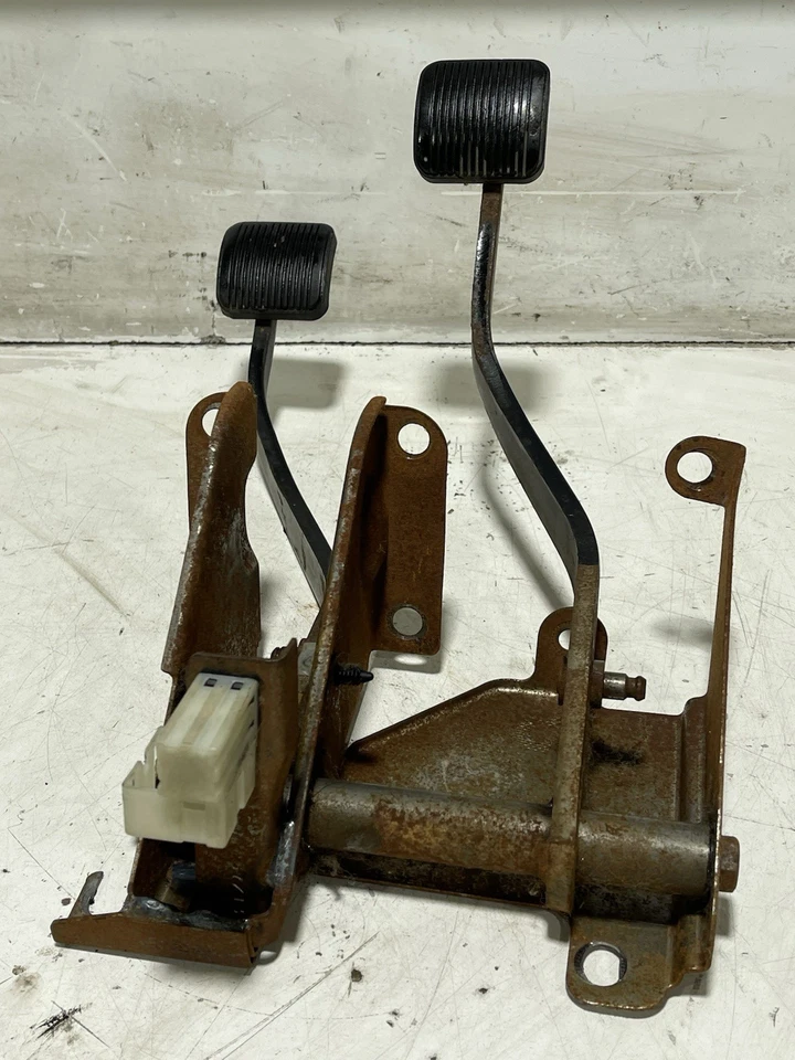 Manual Clutch & Brake Pedal  Lever Assembly w/ Sensor 97-06 Jeep TJ Wrangler - Image 2 of 4