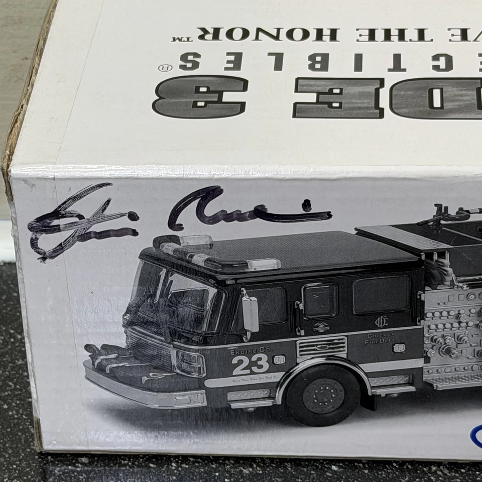 Bomba Chicago Code 3 #12137 firmada rubí y certificado de autenticidad “Dave Adler” variante rara Foto 3 de 4