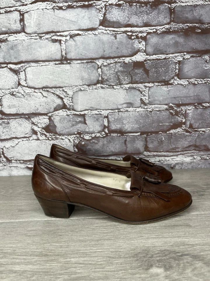 Mocassim feminino Bally marrom couro kiltie borla salto gatinho 6,5M EUA/37UE - Imagem 2 de 4