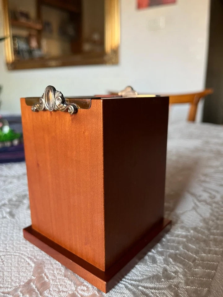 Porta penne adatto a uno studio o casa in legno liscio e argento - Immagine 2 di 4