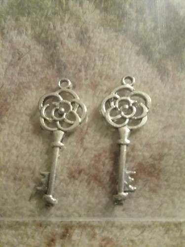 Set of 2 "KEYS" Silver Lead Free Pewter Charms "Keys" NEW - Bild 9 von 12
