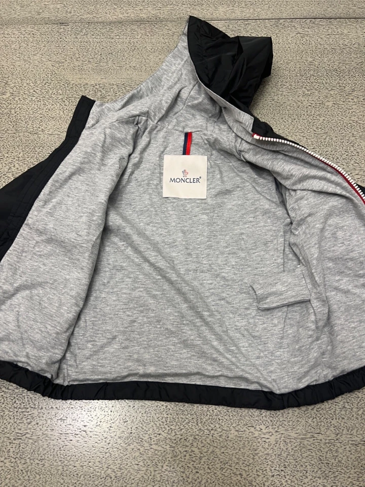 PRE-OWNED MONCLER SHORTBLACK HOODED RAINCOAT URVILLE FOR BOYS 4 YEAR 104CM - Image 2 of 4